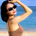 Wika Salim hebohkan jagat maya dengan unggahan potret seksinya yang hanya mengenakan tanktop ketat dan juga celana ketat berwarna coklat.