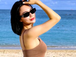 Wika Salim hebohkan jagat maya dengan unggahan potret seksinya yang hanya mengenakan tanktop ketat dan juga celana ketat berwarna coklat.
