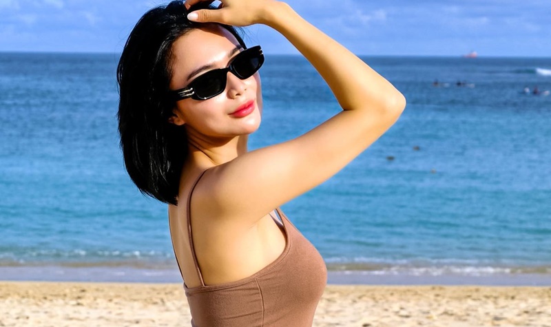 Wika Salim hebohkan jagat maya dengan unggahan potret seksinya yang hanya mengenakan tanktop ketat dan juga celana ketat berwarna coklat.
