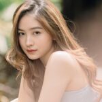 Natasha Wilona mencuri perhatian publik dengan unggahan yangseksi dengan mengenakan pakaian terbuka yang memprlihatkan auratnya.
