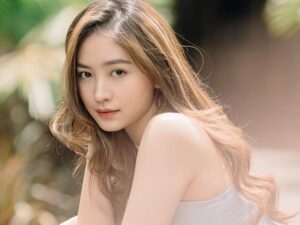Natasha Wilona mencuri perhatian publik dengan unggahan yangseksi dengan mengenakan pakaian terbuka yang memprlihatkan auratnya.