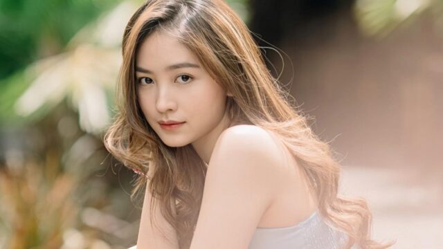 Natasha Wilona mencuri perhatian publik dengan unggahan yangseksi dengan mengenakan pakaian terbuka yang memprlihatkan auratnya.
