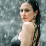 Wulan Guritno hebohkan jagat maya dengan potret seksinya yangbasah-basahan air terjun indah, ia pun menuai berbagai komentar di medsos.