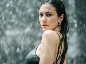 Wulan Guritno hebohkan jagat maya dengan potret seksinya yangbasah-basahan air terjun indah, ia pun menuai berbagai komentar di medsos.