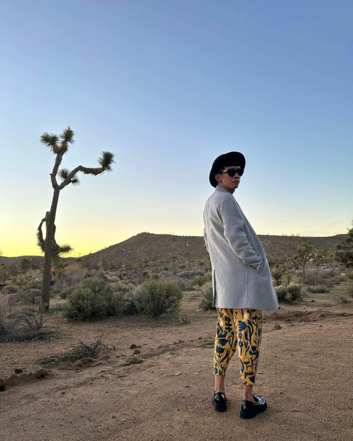Outfit Aming Ini Sangat Menyatu Dengan Lingkungan