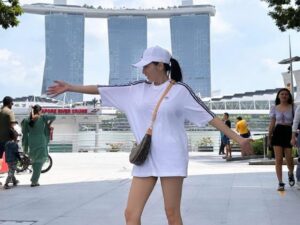 Cekricek.id - Netizen begitu khawatir ketika melihat Angel Karamoy mengenakan sebuah baju oversize, takut gak pakai celana