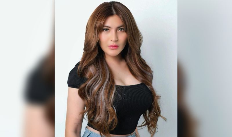 Cekricek.id - Artis cantik Angela Lee dipuja sebagai hot mom oleh netizen. Apalagi tampilan rambut panjangnya membuatnya jadi tampak seksi.