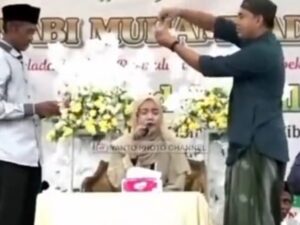 Seorang ustazah bernama Nadia sedang membaca Al-Quran disawer oleh seorang laki-laki, videonya kini viral di media sosial, Kamis (5/1/2023).