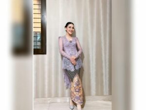 Cekricek.id - Penampilan Ayu Ting Ting saat mendatangi acara pernikahan Kiki Saputri dengan kebaya menuai banyak pujian, makin bahenol