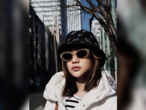Cekricek.id - Artis cantik Bunga Citra Lestari panen pujian positif seperti boneka. Ketika itu, dari segi penampilannya mengenakan bucket hat