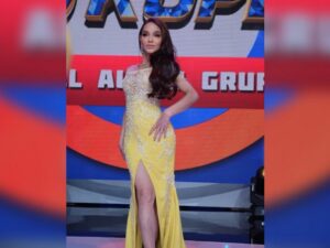 Cekricek.id - Sosok selebgram populer Bunda Corla mengaku mirip seperti halnya Jennifer Lopez. Apalagi bangga memperlihatkan badan singset