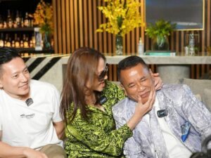 Cekricek.id - Ada hal menarik yang dilakukan oleh Bunda Corla hingga bisa membuat Hotman Paris kicep alias tak berkutik, intip potretnya
