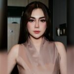 Cekricek.id - Artis cantik Celine Evangelista pernah mencatatkan rekor hanya butuh waktu 15 menit untuk make up. Disebut mirip Suzana