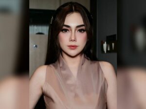 Cekricek.id - Artis cantik Celine Evangelista pernah mencatatkan rekor hanya butuh waktu 15 menit untuk make up. Disebut mirip Suzana