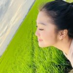 Cekricek.id - Chika Cantika mengunggah fotonya saat sedang bermain dan bersantai di tepi sawah. Intip berbagai posenya yang amat bahagia
