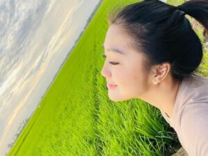 Cekricek.id - Chika Cantika mengunggah fotonya saat sedang bermain dan bersantai di tepi sawah. Intip berbagai posenya yang amat bahagia