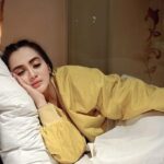 Cekricek.id - Dianna Dee Stralight dipuji begitu cantik padahal hanya rebahan alias tidur saat merayakan tahun baru, auranya bintang emang beda