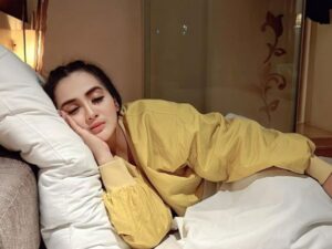 Cekricek.id - Dianna Dee Stralight dipuji begitu cantik padahal hanya rebahan alias tidur saat merayakan tahun baru, auranya bintang emang beda