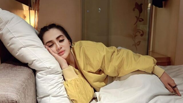 Cekricek.id - Dianna Dee Stralight dipuji begitu cantik padahal hanya rebahan alias tidur saat merayakan tahun baru, auranya bintang emang beda