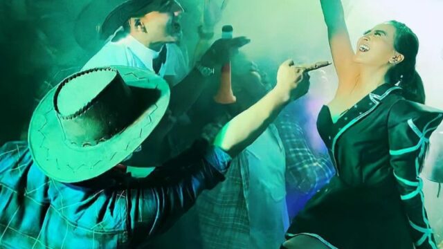 Cekricek.id - Kali ini artis cantik Dianna Dee Starlight pamer kebolehan dengan berjoget seksi di depan sejumlah pria, makin oke saja