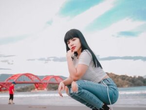 Cekricek.id - Penampilan Dinar Candy dianggap netizen terlalu seksi ditambah lagi karena efek fotonya yang terlalu wow saat di Jayapura