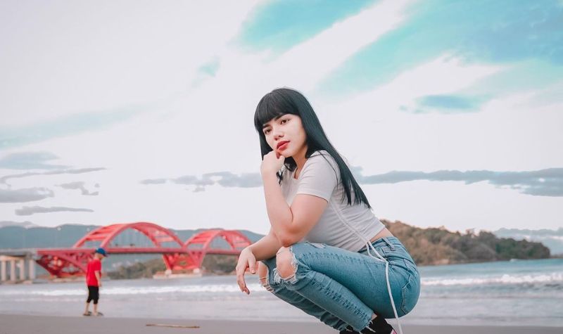 Pakai Baju Belah Dada, Dinar Candy Bikin Netizen Istighfar