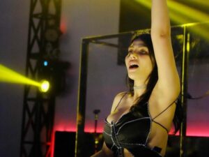 Cekricek.id - Penampilan yang sangat terbuka kembali diperlihatkan oleh DJ Katty Butterfly saat bekerja menjadi seorang DJ, kini matikan komentar