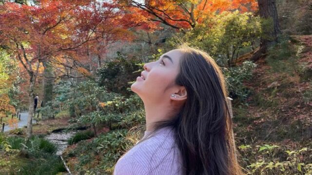 Cekricek.id - Wajah cantik Elina Joerg semakin menawan ketika dihiasi momiji. Yaitu daun berwarna kemerah-merahan, jadi pengen nyubit