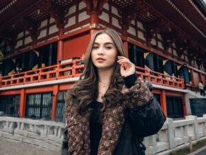 Cekricek.id - Sosok Elina Joerg disebut netizen sebagai sosok wanita kesayangan dari semua calon mertua, karena dianggap miliki karakter lembut