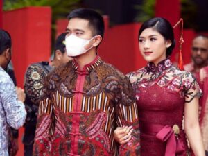Cekricek.id - Belum lama ini sosok Erina Gudono dan Kaesang Pangarep membagikan foto dengan gaun merah, dipuji bagai 'Mulan' versi Jawa