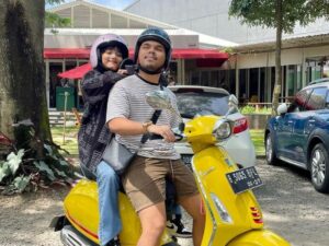 Cekricek.id - Pasangan Fuji dan Thariq Halilintar sering melakukan pemotretan dengan berbagai macam pose, contohnya saat cosplay anak motor