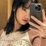 Cekricek.id - Ketika melakukan foto selfie Fuji bisa membuat kaca sendiri merasa insecure. Terutama karena melihat wajahnya yang bening