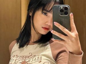 Cekricek.id - Ketika melakukan foto selfie Fuji bisa membuat kaca sendiri merasa insecure. Terutama karena melihat wajahnya yang bening