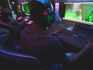 Cekricek.id - Sejumlah istri atau ibu-ibu sering mengeluhkan suaminya yang begitu hobi bermain game atau merokok, begini cara menasihatinya