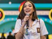 Cekricek.id - Penyanyi cantik Gisella Anastasia dinasihati netizen dari segi pakaian. Terutama kenakan seragam SMA dengan kancing atas terbuka