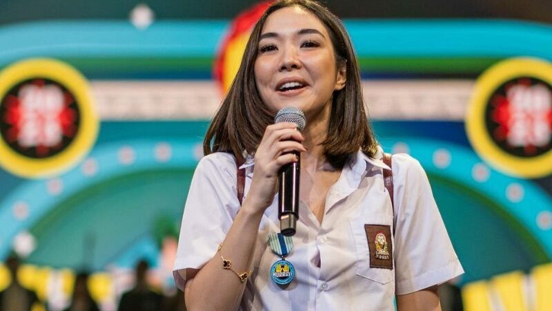 Cekricek.id - Penyanyi cantik Gisella Anastasia dinasihati netizen dari segi pakaian. Terutama kenakan seragam SMA dengan kancing atas terbuka