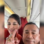 Cekricek.id - Hotman Paris kembali jadi sorotan warganet saat foto mesra bersama seorang pramugari cantik. Salam jari tengahnya jadi sorotan