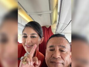 Cekricek.id - Hotman Paris kembali jadi sorotan warganet saat foto mesra bersama seorang pramugari cantik. Salam jari tengahnya jadi sorotan