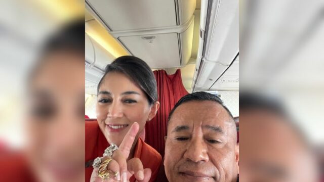 Cekricek.id - Hotman Paris kembali jadi sorotan warganet saat foto mesra bersama seorang pramugari cantik. Salam jari tengahnya jadi sorotan