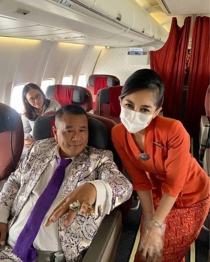 Foto Mesra Bareng Pramugari Cantik, Salam Jari Tengah Hotman Paris Jadi Sorotan