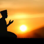 Cekricek.id - Permasalahan berkaitan adat selalu dikaitkan dengan unsur agama. Tetapi bagaimana Islam menyikapi suatu adat yang menyimpang
