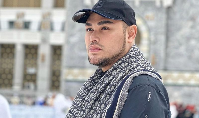 Cekricek.id - Beberapa waktu lalu dandanan Ivan Gunawan dikomentari mirip wanita. Tetapi kini tampak macho saat menjalani ibadah umroh.