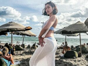 Cekricek.id - Baru-baru ini Jessica Iskandar kembali mengunggah potretnya yang keramat cantik ketika mengenakan bikini, tapi masih sopan