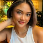 Cekricek.id - Penyanyi Marion Jola selalu dipuji tidak pernah tidak cakep alias selalu tampak menawan. Bahkan saat hanya mengenakan sebuah tanktop