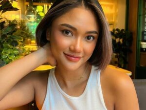Cekricek.id - Penyanyi Marion Jola selalu dipuji tidak pernah tidak cakep alias selalu tampak menawan. Bahkan saat hanya mengenakan sebuah tanktop