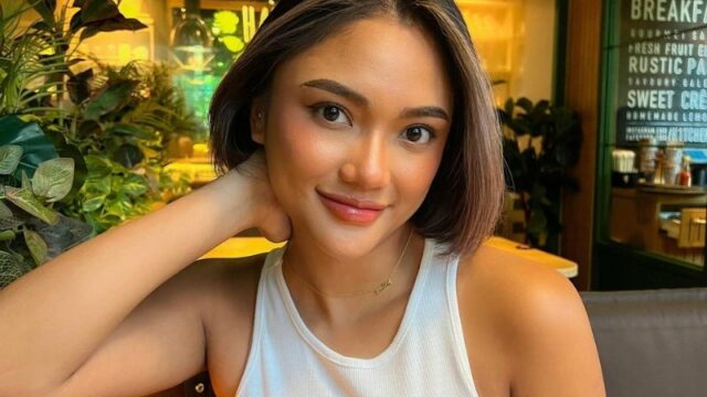 Cekricek.id - Penyanyi Marion Jola selalu dipuji tidak pernah tidak cakep alias selalu tampak menawan. Bahkan saat hanya mengenakan sebuah tanktop