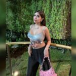 Cekricek.id - Ketika mengenakan sebuah crop top yang tampak kedodoran Millen Cyrus malah jadi cantik banget. Intip posenya yang menarik