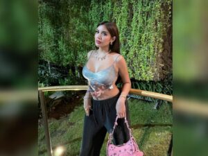 Cekricek.id - Ketika mengenakan sebuah crop top yang tampak kedodoran Millen Cyrus malah jadi cantik banget. Intip posenya yang menarik