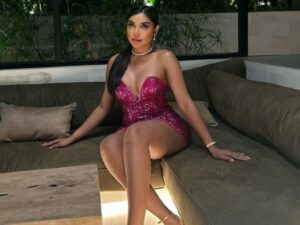 Cekricek.id - Netizen malah dibuat kecewa ketika melihat foto Millen Cyrus saat merayakan perayaan tahun baru, tampak berisi