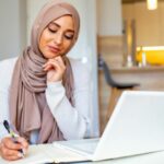 Cekricek.id - Bagi seorang wanita muslimah sangat wajib hukumnya untuk menjaga batasan aurat. Termasuk bagi wanita non muslim